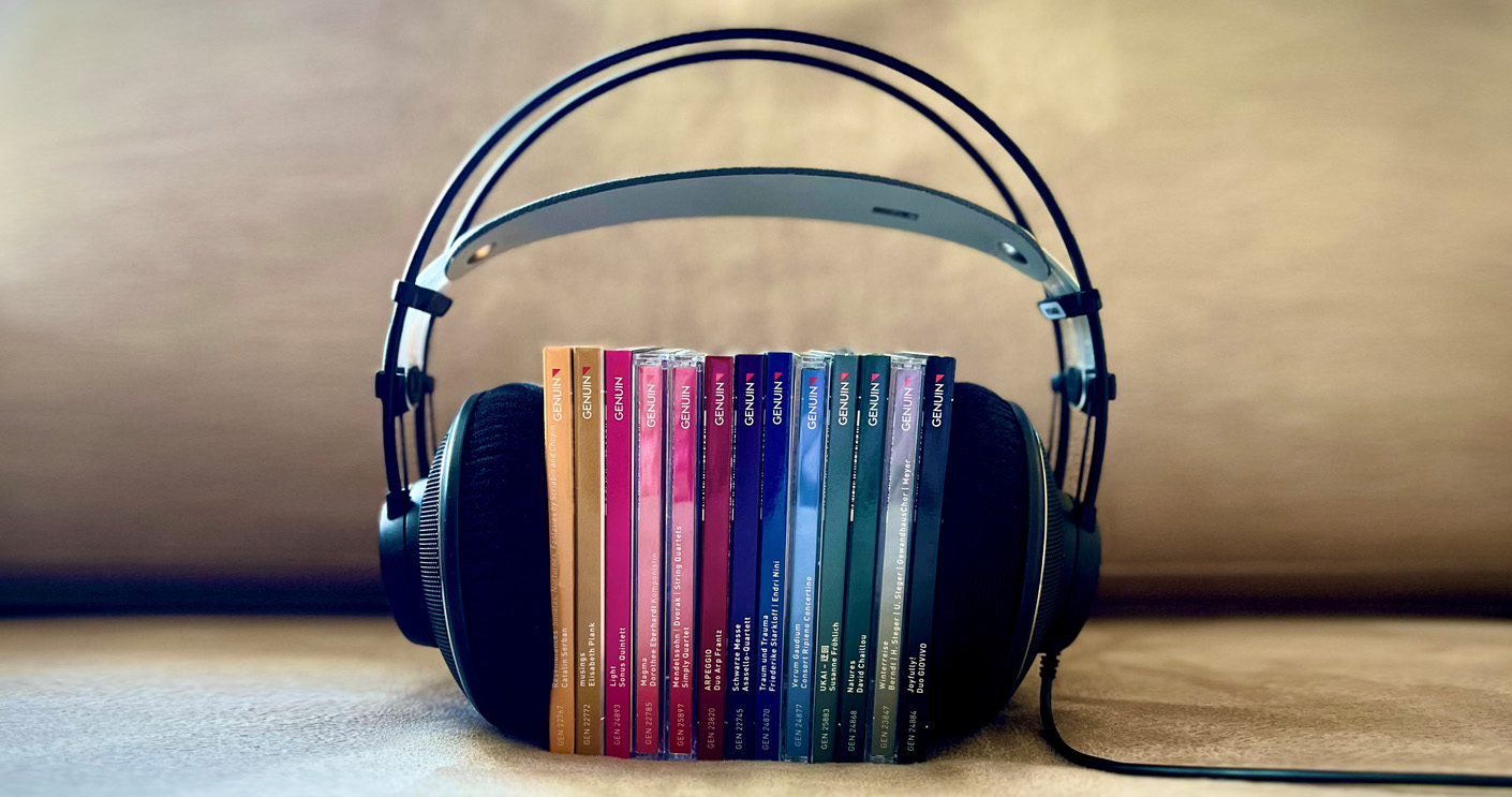 Vitrine mit Pokalen, Preisen und Urkunden von GENUIN classics